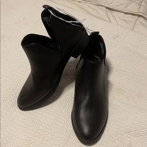 Black booties nwt size 8 universal thread
